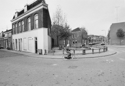 849284 Gezicht op de hoek van de Boorstraat (links) en de 1e Daalsedijk (rechts) te Utrecht, met rechts op de ...